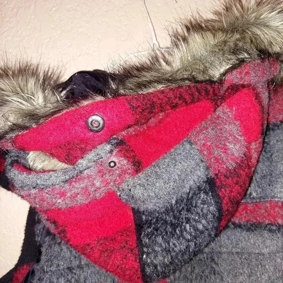 Women's Takara Red and Black Plaid vest with removable Furry hood. Size Medium - Picture 8 of 8